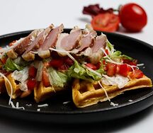 Вафли из батата с пастрами из утки