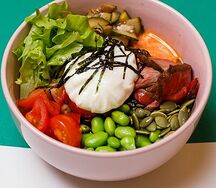 Боул с ростбифом и яйцом пашот