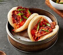 Бао с пряным цыпленком и морковью кимчи