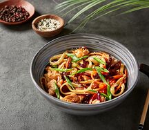 Вок с курицей и грибами в устричном соусе