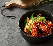 Салат с пряным цыпленком и морковью кимчи