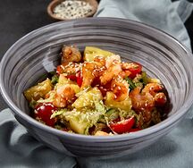 Салат с креветками под соусом Тонкацу