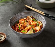 Вок с морепродуктами в соусе том ям