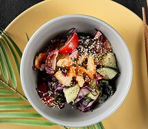 Овощной салат с креветками и вакаме