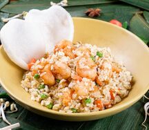 Жареный рис с яйцом и тигровыми креветками