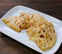 Хачапури по-имеретински с пепперони и халапеньо