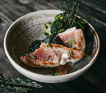 Морской окунь с овощами