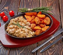 Бефстроганов с картофельными дольками