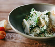 Салат Цезарь с беконом