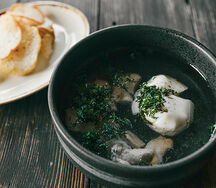 Бульон с курицей и яйцом пашот