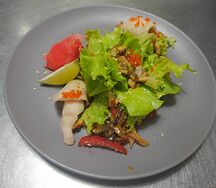 Салат Оиси с соусом гамадари