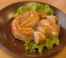 Запеченные французские колбаски с сыром и картофелем по-деревенски