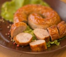 Запеченные французские колбаски с картофелем по-деревенски