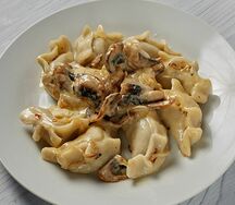 Вареники в заливке со сливочным соусом с шампиньонами