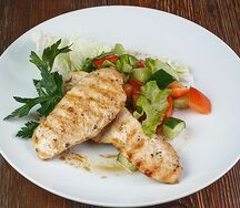 Куриная грудка-гриль со свежими овощами