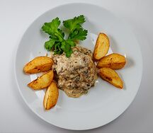 Медальон из свинины в беконе со сливочным соусом