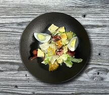 Салат с охотничьими колбасками