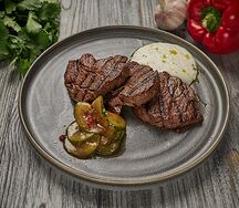Медальоны из говядины с муссом из пармезана