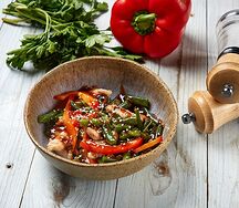 Теплый салат с зеленой фасолью и курицей