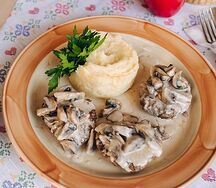 Котлеты из телятины с грибной подливой