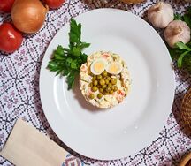 Оливье с языком и перепелиным яйцом