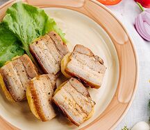 Картофель, запеченный с копченой грудинкой