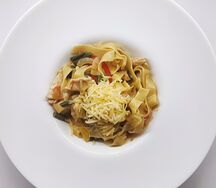 Паста с курицей и овощами