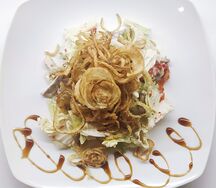 Салат с бужениной и луком фри