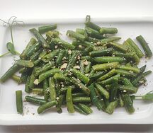 Фасоль стручковая с чесноком и грецким орехом