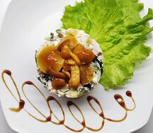Салат с грудкой и черносливом