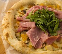 Пицца домашняя с ветчиной и грибами