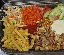 Шаурма в тарелке с курицей