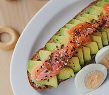 Тост с авокадо и лососем