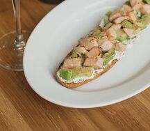 Брускетта с обожжённым лососем