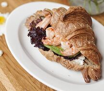 Круассан с креветкой