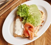 Картофельная вафля с лососем