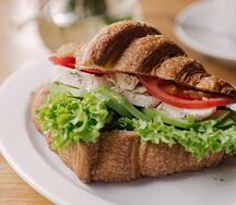 Круассан с курицей