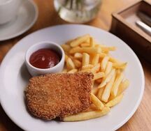 Шницель с картофелем фри