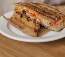 Гриль-чиз с курицей и беконом