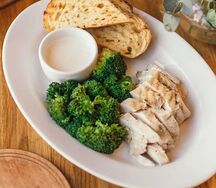 Куриная грудка в сливочном соусе с брокколи