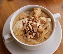 Каша овсяная с бананом, соленой карамелью и кешью