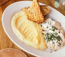 Куриная грудка с пюре и соусом