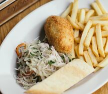 Котлета по-киевски с картофелем фри и салатом провансаль