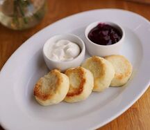 Сырники с брусникой