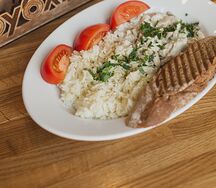 Куриная грудка с рисом в грибном соусе