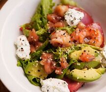 Салат с креветками и лососем