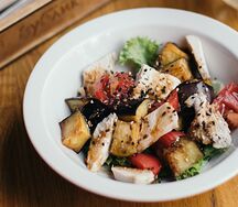 Салат с баклажанами и курицей