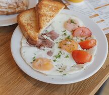 Яичница с беконом и томатами