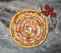 Барбекю со свининой, беконом, луком, соусом барбекю