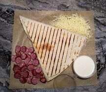 Треугольник с колбасками и сыром